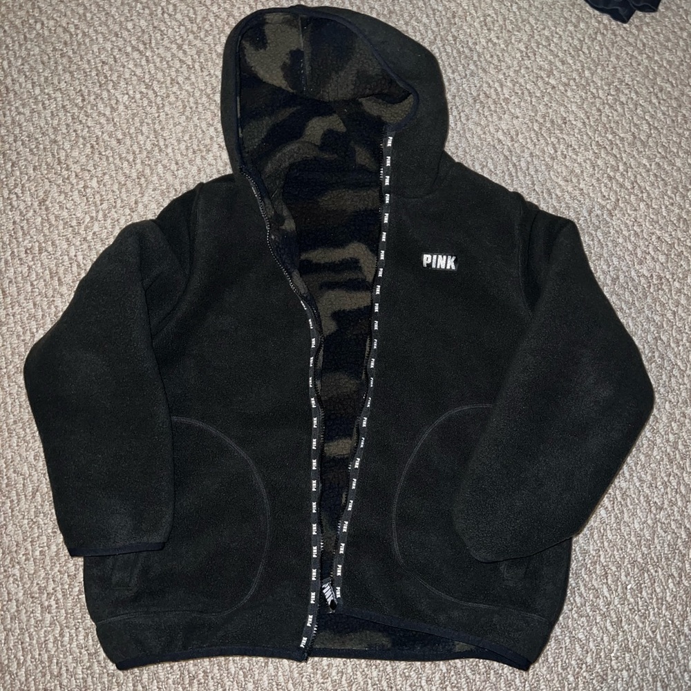✨Victoria’s Secret PINK✨ 
Reversible fleece black and camo coat
Size Large